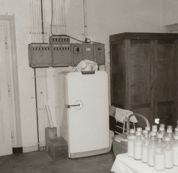 4748 ijskast; elektrische installatie; kast; mand; melkflessen; tafel, 1967