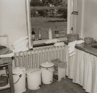 4750 keuken; aanrecht; afvalbakken; kast , 1967