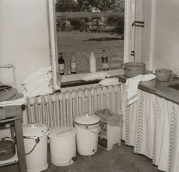 4750 keuken; aanrecht; afvalbakken; kast , 1967
