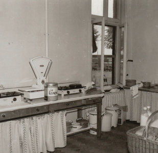 4751 keuken; aanrecht; afvalbakken; kast , 1967