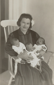 4754 prentbriefkaart; stoel; moeder; drieling, 1931