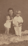 4756 prentbriefkaart; moeder; kinderen, circa 1925