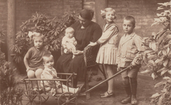 4758 prentbriefkaart; tuin; stoel; moeder; kinderen, circa 1925