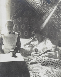 4759 prentbriefkaart; bed; kraamverzorgster; moeder; baby, circa 1925