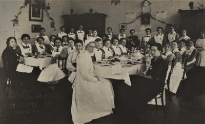 4766 prentbriefkaart; tafel; diner; geslaagden, 1922