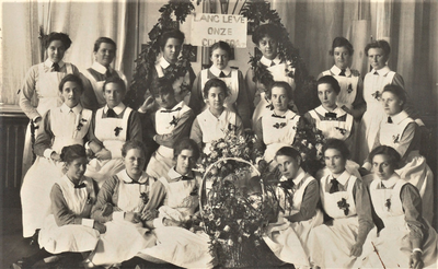 4767 prentbriefkaart; groepsfoto; ereboog; geslaagden, 1921