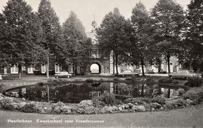 4768 prentbriefkaart; vijver; gebouw; school, circa 1920