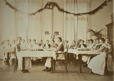 4770 prentbriefkaart; tafel; diner; geslaagden, 1918