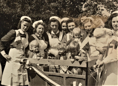4781 prentbriefkaart; groepsfoto; bolderkar; kraamverzorgsters; kinderen; , circa 1948