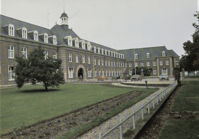 4783 prentbriefkaart; hoofdingang; gebouwen; school, circa 1975