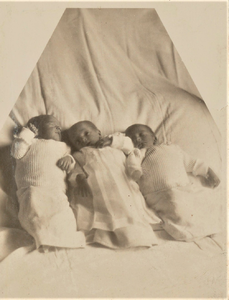 4797 bed; baby's; drieling; familie de Niet, 1928