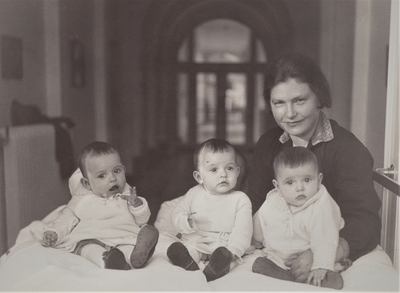 4798 baby's; moeder; drieling; Aust, 1931-11