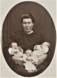 4799 moeder; baby's; drieling; van Waes, 1928