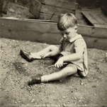 4815 spelen; zand; jongetje, circa 1936