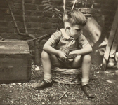 4816 buiten; mand; spelen; jongen, circa 1925