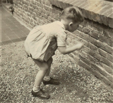 4817 muur; spelen; jongen, circa 1936