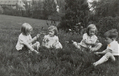 4819 buiten; gras; bloemen; kinderen, 1941-10-10