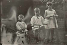 4821 step; fiets; tuin; kinderen, circa 1920