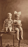 4827 tafel; poseren; kinderen, circa 1928