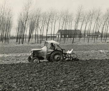 1945 Een boer ploegt zijn akker, 1975