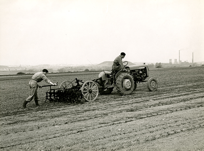 1947 Twee boeren op een akker met een schoffelmachine, 1950-1960