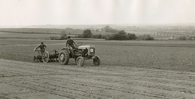 1948 Twee boeren op een akker met een schoffelmachine, 1950-1960