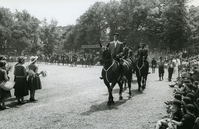 2018 Bezoek van koningin Juliana en prins Bernhard, samen met de Belgische koning Boudewijn, aan Maastricht, 1959-07-11