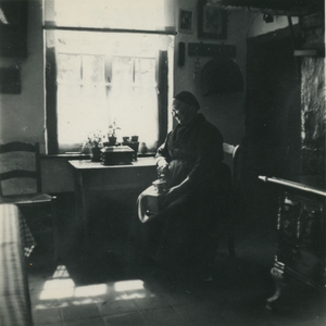 2180 Boerin in de keuken met koffiemolen, 1938-1939