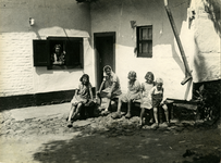 2590 Vijf kinderen en een boerin bij een witte boerderij, 1945-1961