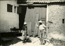 2594 Boer en boerin voor een boerderij, 1945-1961