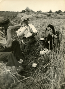 2597 Schaften tijdens de graanoogst, 1945-1962