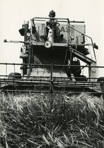 2601 Boer op een maaidorser, 1979