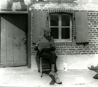2685 Boer zit voor zijn boerderij, 1938-1939