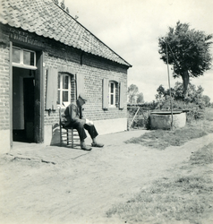 2686 Boer zit voor zijn boerderij, 1938-1939