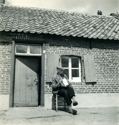 2687 Boer zit voor zijn boerderij, 1938-1939