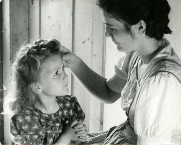 2707 Moeder en biddende dochter, 1945-1960