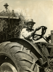 2826 Twee boeren tijdens de graanoogst, 1957