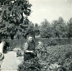 2999 Boerin in bloementuin, 1938-1939
