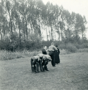 3142 Jonge boeren sporten, 1938-1939
