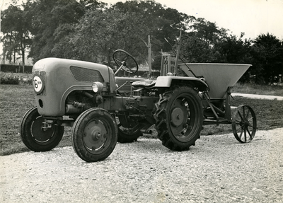 3233 Tractor met pendelstrooier of kunstmestverspreider, 1960-1970