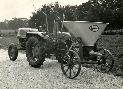 3234 Tractor met pendelstrooier of kunstmestverspreider, 1960-1970