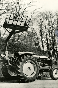 3808 Tractor met zwenkende achterlader, 1967