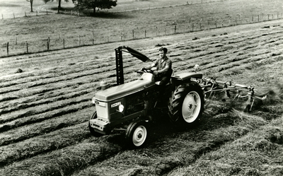 3818 Tractor met cirkelschudder , ca. 1965