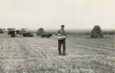 4120 Boer strooit kunstmest op het land, 1960-1970