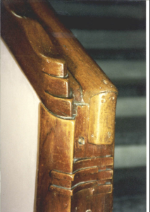  Sierlijk bewerkte houten trapleuning en -paal Parkweg 128, Groningen 100532