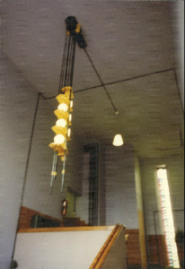  Hangende lamp in trappenhuis na kleurherstel Parkweg 128, Groningen 100532