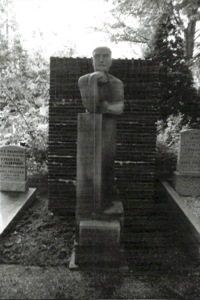  Beeld van staande man op begraafplaats Esserveld Esserweg 22, Groningen 100540