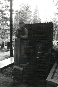  Beeld van staande man op begraafplaats Esserveld Esserweg 22, Groningen 100540