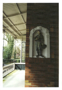  Detail van entree met beeld van jongetje in nis Hereweg 174, Groningen 100546