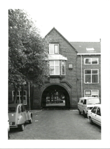  Woningbouwcomplex met poort en tegeltableau's 'Deliplein' en '1918' Deliplein, Groningen 100576